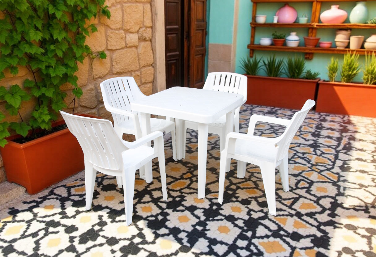 Table carrée en plastique avec 4 chaises – Blanche