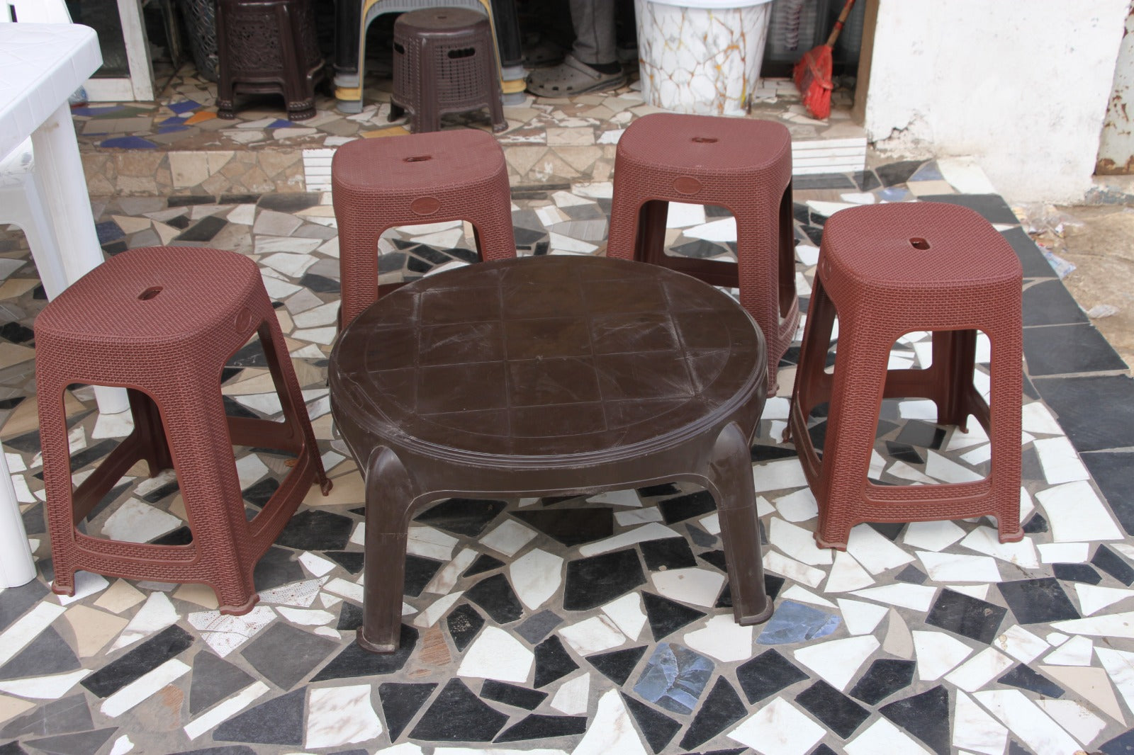 Ensemble Table à Manger + 4 Tabourets Grand Modèle – Couleur Marron