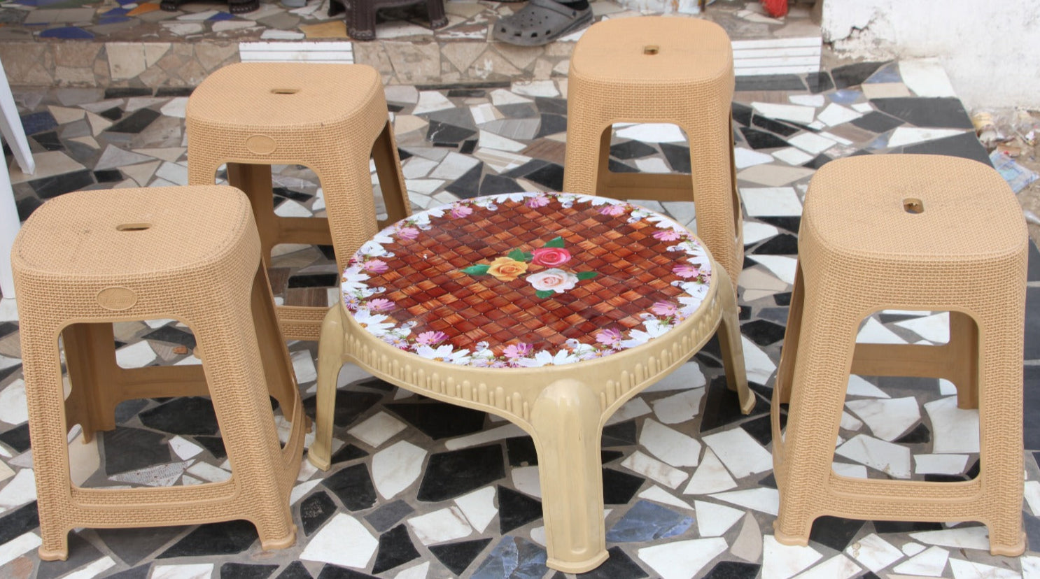 Ensemble Table + 4 Tabourets – Compact et Élégant pour Salon ou Balcon